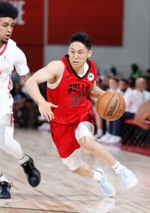 ブルズの一員としてラプターズ戦で攻め込む河村=ラスベガス(NBAE・ゲッティ=共同)
