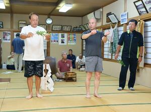 秋祭りの奉納演舞に向けて練習する東光寺神楽会のメンバー=三条市東光寺