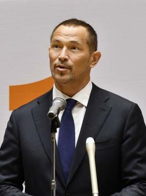 記者会見するスポーツ庁の室伏広治長官=26日午後、文科省