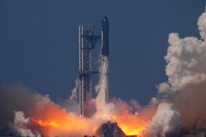 テキサス州の拠点施設から打ち上げられるスペースXの大型宇宙船「スターシップ」=22日、スターベース(AP=共同)
