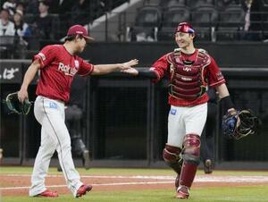 　６回のピンチを切り抜け、タッチを交わす楽天・柴田（左）と伊藤光＝エスコンフィールド
