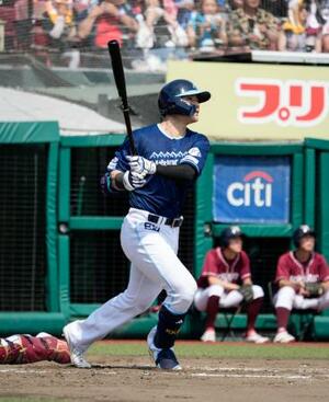4回日本ハム1死一、三塁、清宮が右越えに勝ち越し3ランを放つ=楽天モバイルパーク