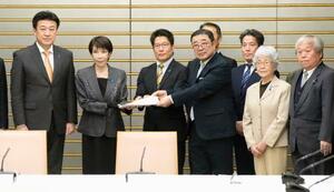 　拉致被害者家族会代表の横田拓也さん（左から３人目）らから運動方針を受け取る高市首相（同２人目）。右から２人目は横田早紀江さん＝１６日午後、首相官邸
