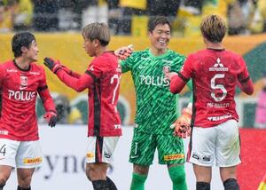 　千葉に勝利し、タッチを交わすＧＫ西川（右から２人目）ら浦和イレブン＝フクアリ