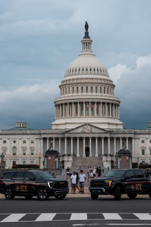 米ワシントンの議会前に駐車された移民・税関捜査局(ICE)の車両=13日(ゲッティ=共同)