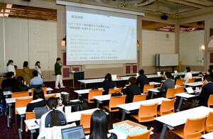 若者を引きつける米菓のアイデアを学生たちが発表した報告会=新潟市中央区