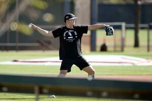 　キャッチボールするホワイトソックス・村上＝グレンデール（共同）