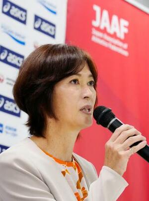 記者会見する日本陸上競技連盟の有森裕子新会長=25日、東京都内
