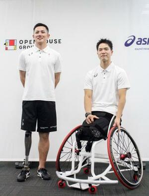 対談後に撮影に応じる、パラスノーボード男子の小須田潤太(左)と車いすバスケットボール男子の鳥海連志=9日、東京都千代田区