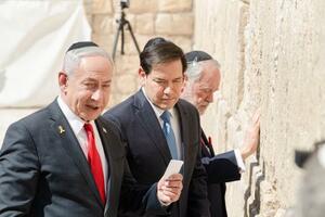 14日、エルサレム旧市街の「嘆きの壁」を訪れたルビオ米国務長官(中央)とイスラエルのネタニヤフ首相(左)(共同)