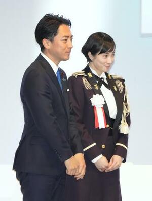 　第９３回自民党大会を終え、国歌斉唱を務めた陸上自衛隊中央音楽隊の鶫真衣３等陸曹（右）と並ぶ小泉防衛相＝１２日、東京都内