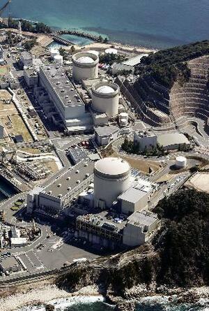 関西電力美浜原発。手前から3号機、2号機、1号機=3月、福井県美浜町