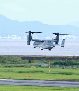 佐賀空港の滑走路に着陸する17機目の輸送機V22オスプレイ=12日午後