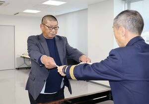 感謝状を受け取る、内海府漁業協同組合の本間信俊会長=2025年11月19日、佐渡市両津夷