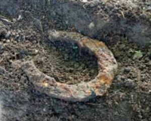 明治新道で出土した蹄鉄（三条市提供）