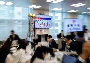 初めて5万円を突破した日経平均株価を示すモニター=27日午前9時24分、東京都中央区の岩井コスモ証券