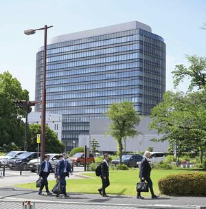 認証不正問題で、トヨタ本社に立ち入り検査に入る国交省の職員=6月4日、愛知県豊田市