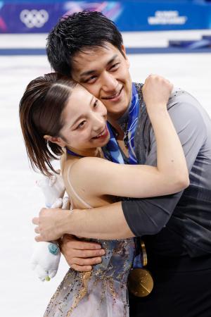 　ペアで金メダルを獲得した三浦璃来（左）、木原龍一組＝ミラノ（共同）