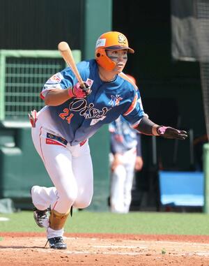 ヤクルト-新潟 新潟三回、先制適時打を放った知念大成外野手=ヤクルト戸田球場