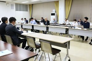 県が行う公聴会などについて質疑があった「地域の会」の定例会=6月4日、柏崎市荒浜1