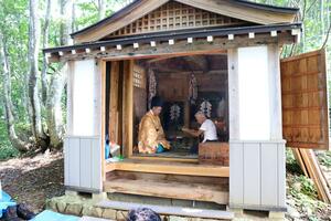 地蔵峠で再会を喜び、親睦を深める石黒地区と鵜川地区の住民たち=柏崎市