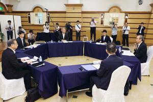 花角英世知事と上越地域3市長の懇談会=17日、上越市