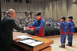 競技者の活躍をたたえた優秀体育人表彰式=柏崎市駅前2