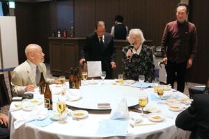 約50人が参加した東京寺泊会70周年記念大会。第1回に参加した下鳥ハルさんもあいさつした=18日、東京都台東区