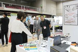 85社がこだわりの製品をアピールした「燕三条トレードショウ」=9月26日、三条市須頃1