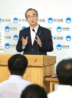 記者の質問に答える花角英世知事=新潟県庁