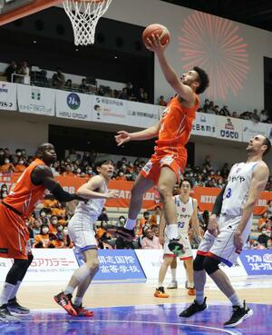 新潟-福岡 第2クオーター、シュートを決めた遠藤善=アオーレ長岡