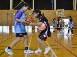 合同でバスケットボールの練習をする醇風女子クラブと南部町スポーツ少年団の選手=3日、鳥取市