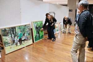 十日町市美術展の開幕を前に行われた作品指導会=10月30日、十日町市本町1