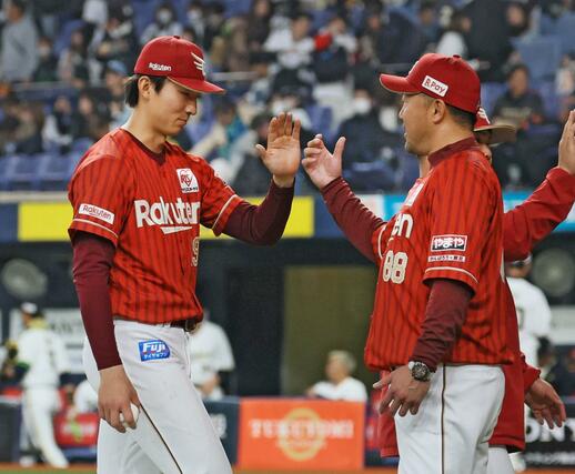 ウイニングボールを手に三木監督とハイタッチする楽天の荘司康誠投手＝２７日、京セラドーム大阪（河北新報社提供、坂本秀明撮影）