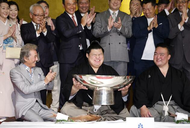 大相撲秋場所で優勝を果たし、祝勝会で祝杯を手にする大の里。右隣は二所ノ関親方＝茨城県つくば市