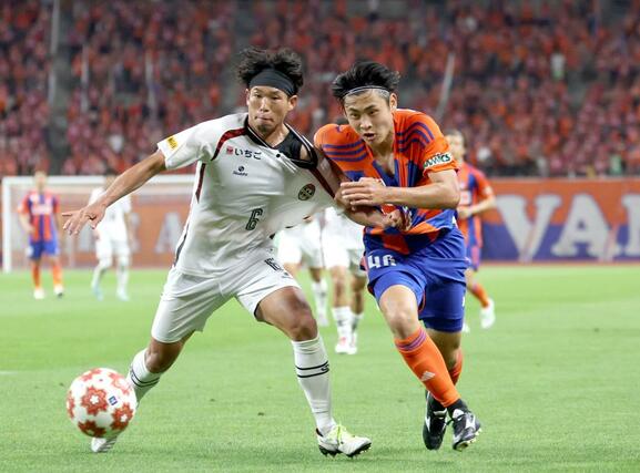 新潟-福山シティ 延長後半、相手と競り合うMF笠井佳祐=ビッグスワン