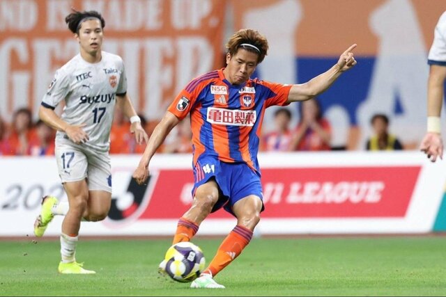 新潟－清水　前半、ミドルシュートを放つＭＦ長谷川元希＝１３日、デンカビッグスワン