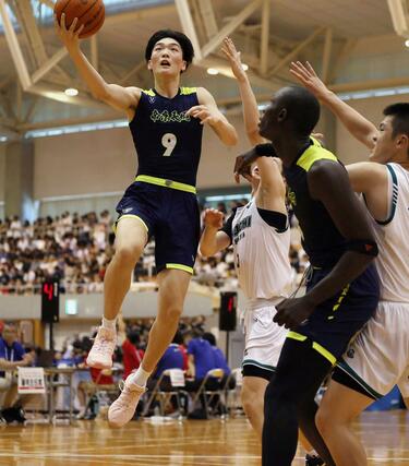 正智深谷－帝京長岡　ドライブからゴールを狙う帝京長岡の藤田珀。リバウンドで攻守に貢献した＝７月２９日、岡山市