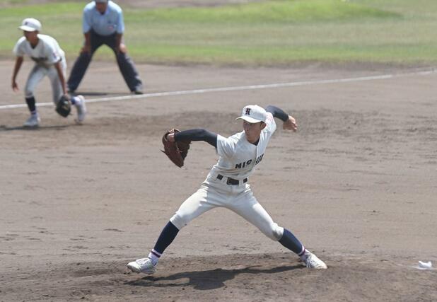 小千谷西－高田　二回に救援した小千谷西のエース柳祐太＝柏崎市佐藤池球場