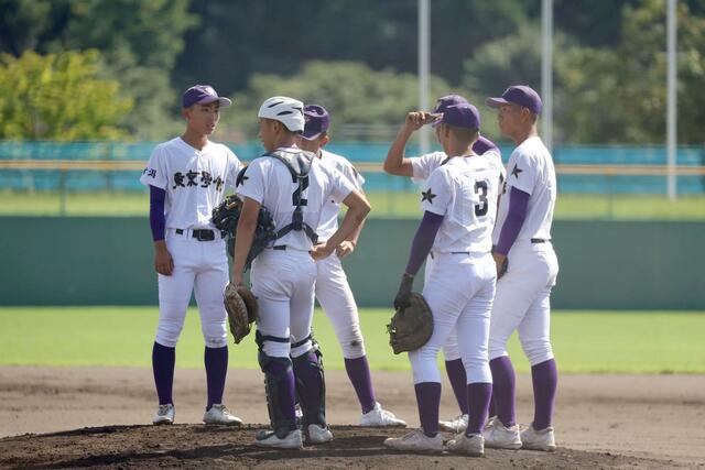 帝京長岡－東京学館　一回、マウンドに集まる東京学館ナイン＝１９日、柏崎市佐藤池