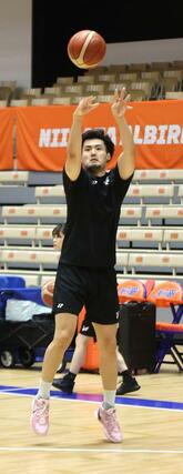 徳島とのホーム開幕2連戦に向け、練習するルーキーのポーグ健=アオーレ長岡