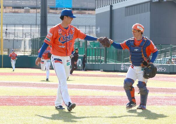 先発し、５回１失点と好投した宮森智志（左）とグータッチする中澤英明＝１５日、東京都のジャイアンツタウンスタジアム