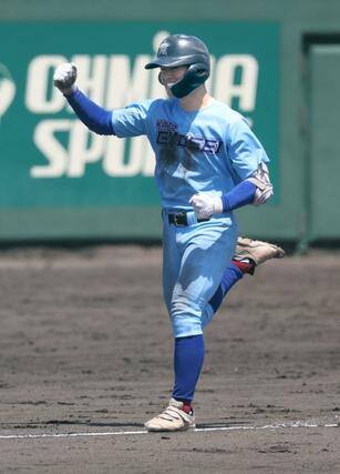 加茂暁星－日本文理　９回加茂暁星１死一、二塁から神田大誠が３点本塁打を放ち、拳を突き上げて喜ぶ＝悠久山球場