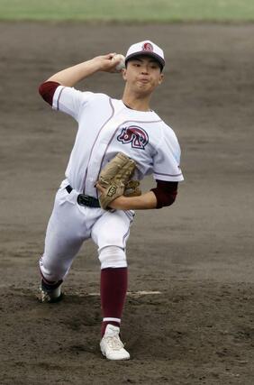 １失点完投した柏崎の飛田＝４月２８日、柏崎市佐藤池野球場