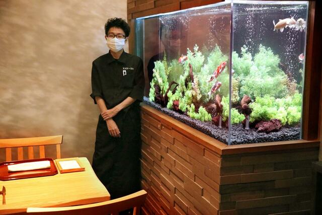 錦鯉が泳ぐアクアリウムがある「感化」の店内=新潟市中央区