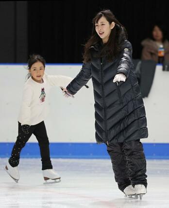 生徒を指導する今井遥さん=東京都立川市