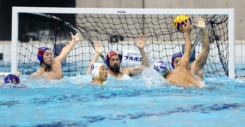 水球　日本選手権　男子決勝　ＧＫ棚村克行（中央）らブルボンＫＺの選手がゴールを守る＝６月８日、横浜国際プール
