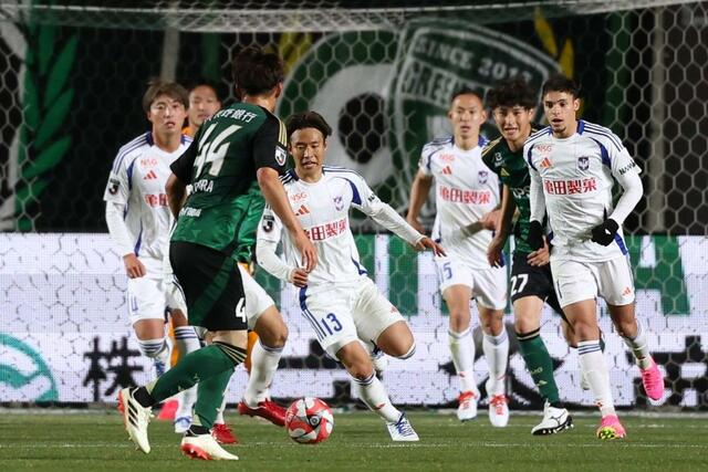 松本－新潟　前半、必死に守備をする新潟の選手たち＝松本市