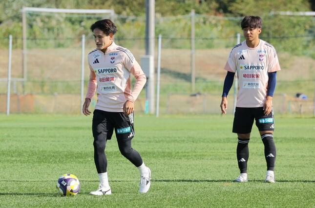 J1第34節アウェー東京V戦の前日練習に参加するJ1アルビレックス新潟のMF植村洋斗(左)=17日、聖籠町