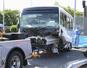 検証のためレッカー車に引かれる、容疑者が運転していたバスの車体＝１４日午前７時４０分、福島県郡山市